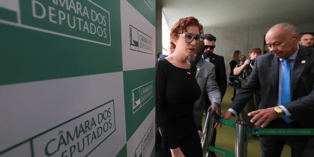 STF Arquiva Inquérito Contra Ex-Deputada Carla Zambelli por Obstrução e Coação