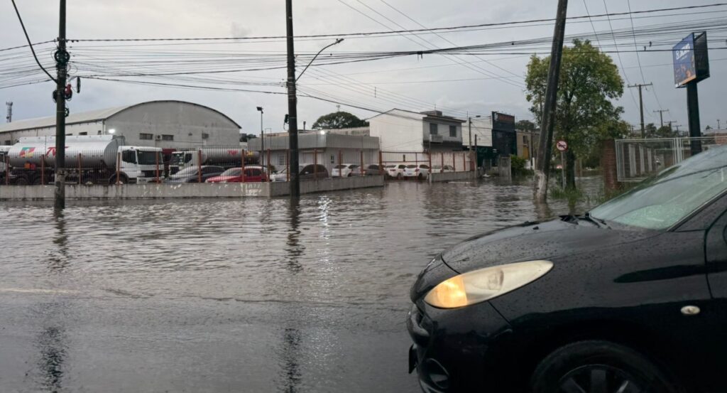 Chuva Intensa Bloqueia Pista Lateral da BR-116 em Canoas