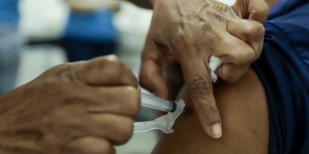 Grupos Prioritários Iniciam Recebimento da Vacina