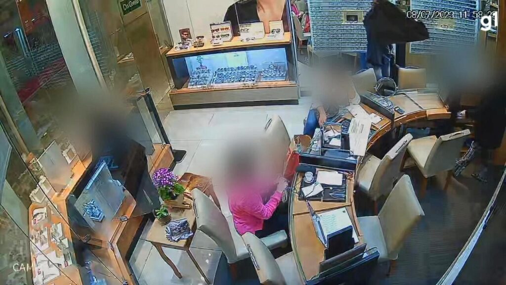 Câmeras de segurança flagram assalto a joalheria em Porto Alegre