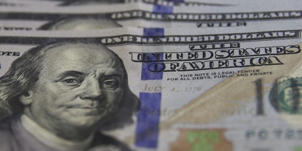 Dólar Cai Abaixo de R$ 5 e Bolsa Brasileira Alcança Novos Recordes