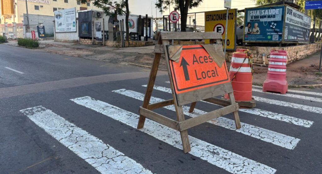 Bloqueio de Rua no Centro de Canoas Devido a Obras de Asfaltamento