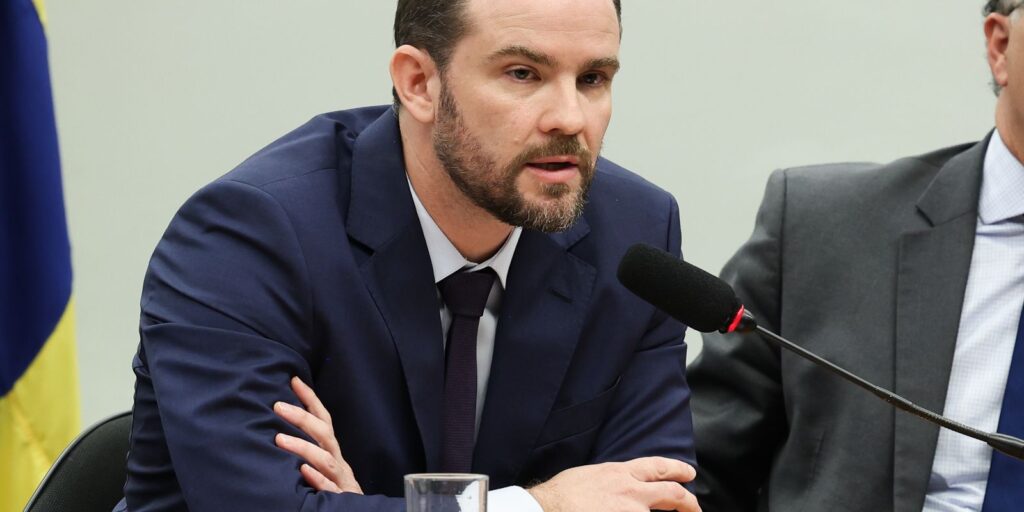 Ministro Inicia Primeira Viagem Internacional com Foco em Tecnologia e Recursos Naturais