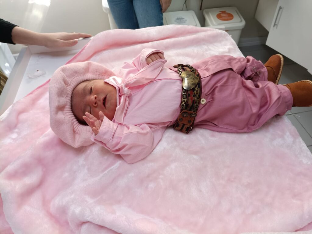 Pai Honra Último Desejo da Esposa Vestindo Recém-Nascida com Roupa Típica Gaúcha