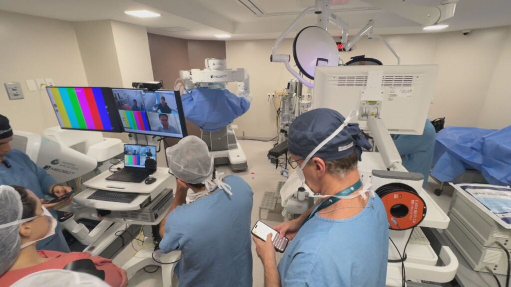 Cirurgia Robótica Transcontinental: Médico Brasileiro Opera de Wuhan a Porto Alegre