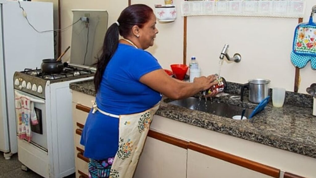 Senado Projeta Medidas de Proteção para Trabalhadoras Domésticas Após Caso de Agressão