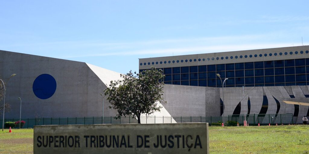 Uso de Comandos Ocultos em Petições para Burlar Sistemas de IA