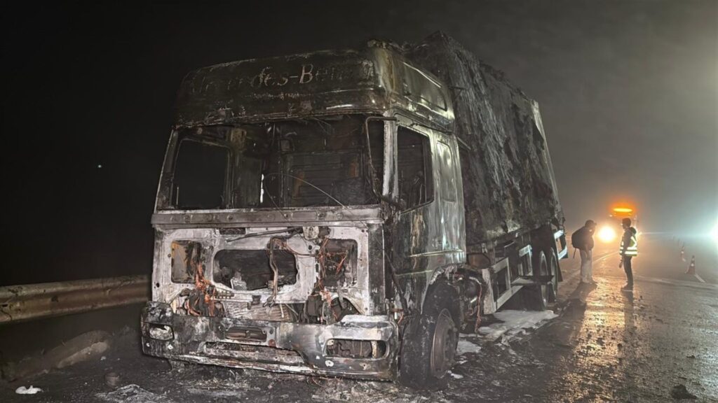 Incêndio Destrói Caminhão de Carne Bovina na BR-448