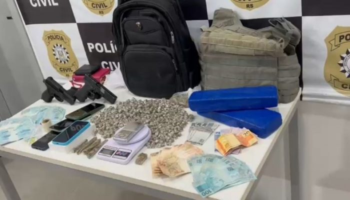 Foram apreendidas 410 porções e dois tijolos, ambos de maconha.